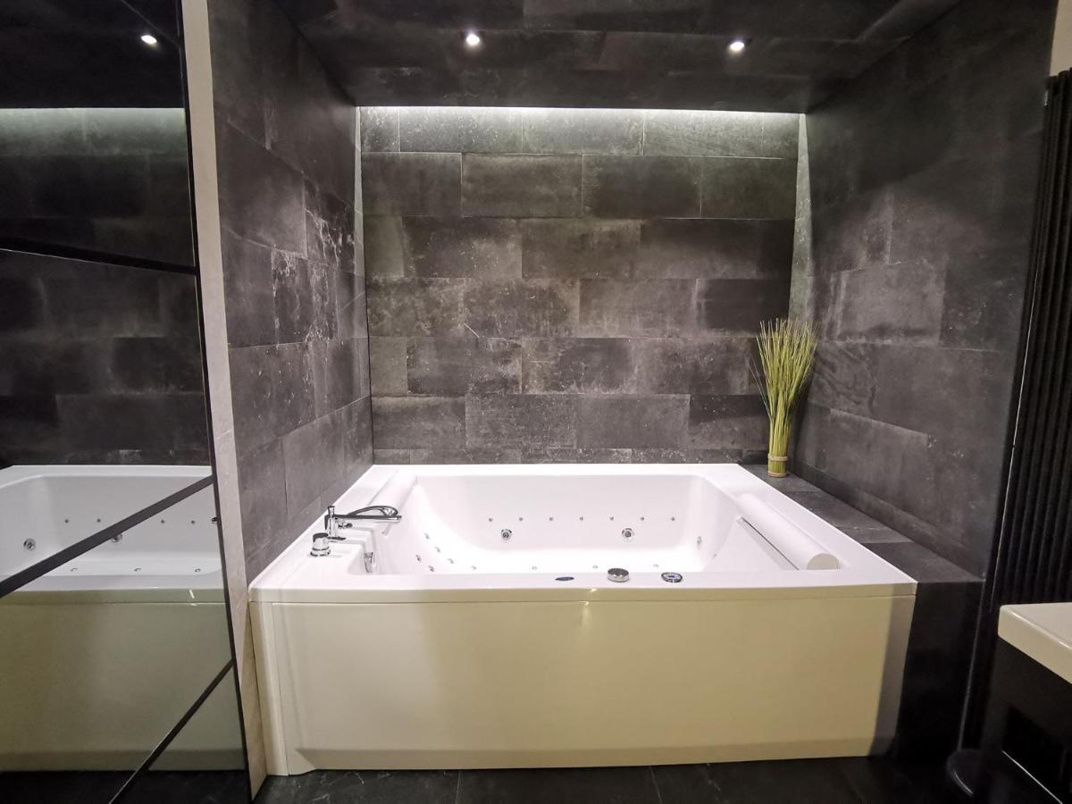 Jacuzzi Apartments Krakow Luaran gambar