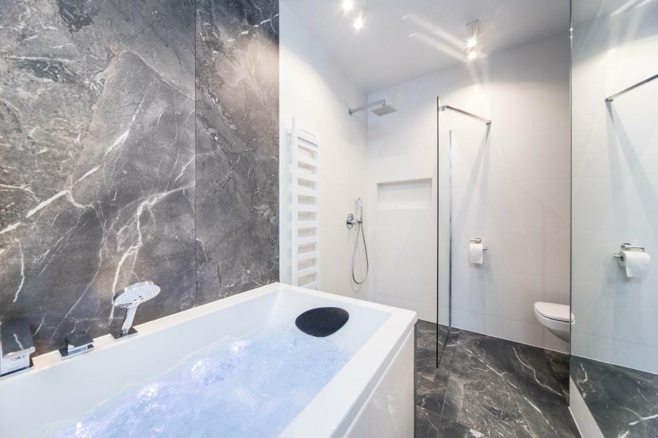 Jacuzzi Apartments Krakow Luaran gambar